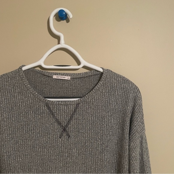 Antistar Long Sleeve V Neck Soft Fabric Top | Gray - Picture 4 of 6